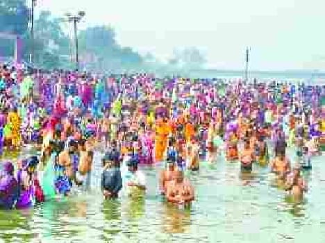 Thousands took holy dip in Gomti.